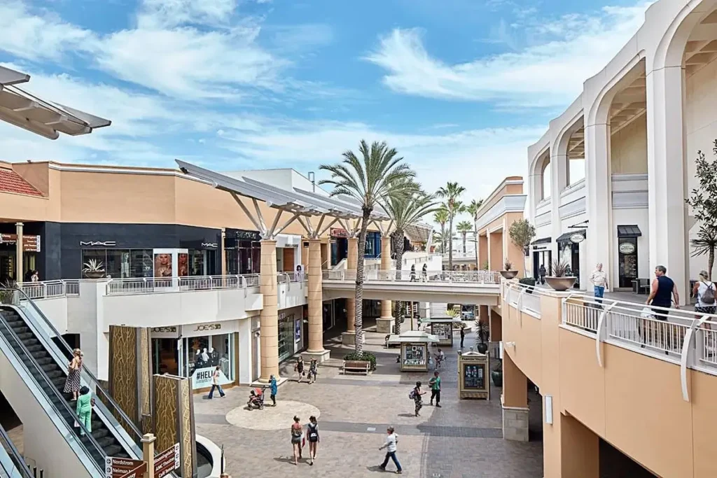 A Quick Guide To DIscover 10 Best Shopping Malls Near Me Locations | Also Find The Factors To Consider Best Mall Near You With Related FAQs. store-hour.com