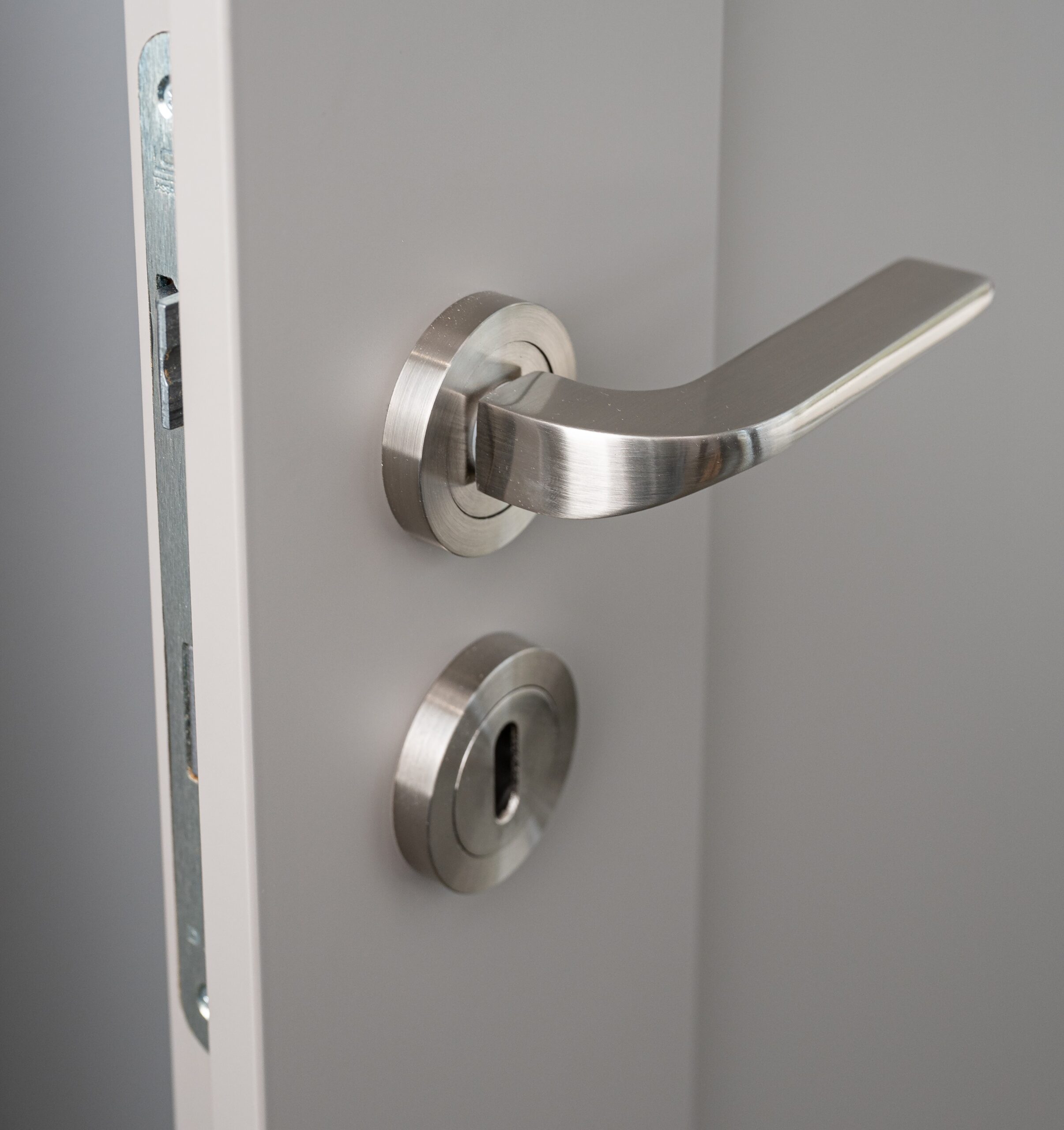 Дръжки и аксесоари за врати – малки детайли с голямо значение